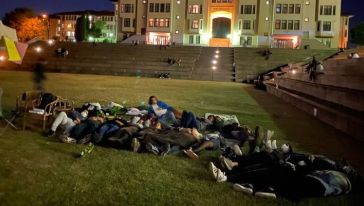 Üniversiteliler sokakta yatacak gibi..!