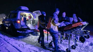 Karda mahsur kalan hastayı paletli ambulansla hastaneye yetiştirdiler