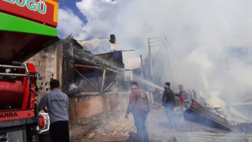 Yangın kontrol altına alındı; 3 ev tamamen yandı