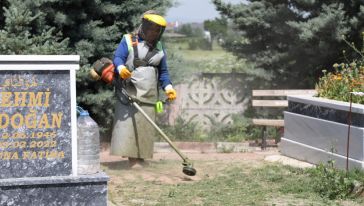 Bolu Belediyesi mezarlıklarda bayram temizliği yaptı