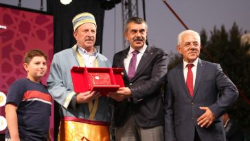 Ahi Baba İsmai Atlı'ya ödülünü Bakan Tekin verdi