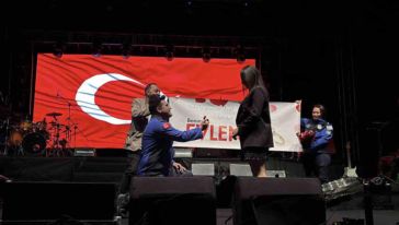 Konser öncesi sürpriz evlilik teklifi