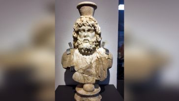 Zeus Helios-Serapis büstü, Müze'de sergileniyor
