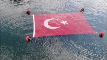 Jandarma, Gölcük'te Türk Bayrağı açtı